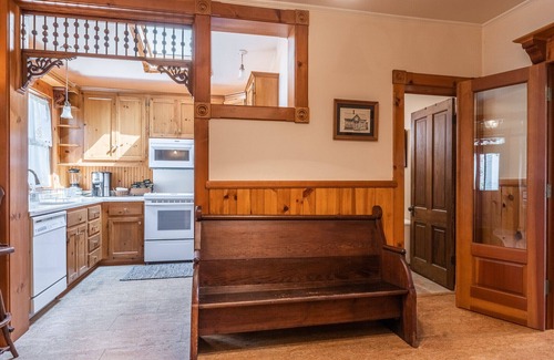 Bishop House | Entire Luxury 3 bedroom Victorian Home ready for your Sierra Vacation