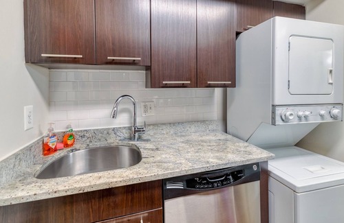 Crystal City Apartment | Entire Luxury apt near Downtown D.C. w /FREE Wifi