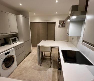 Shortlands Apartment | Entire Modern 2- Bedroom Apartment Modern Comfort Near Central London