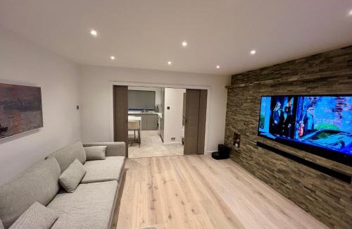 Shortlands Apartment | Entire Modern 2- Bedroom Apartment Modern Comfort Near Central London