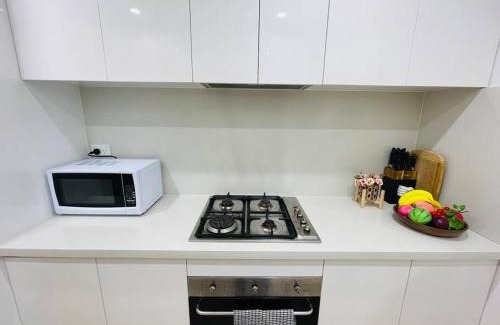 Waitara Apartment | Entire Modern Apt &Near Station&Private Parking