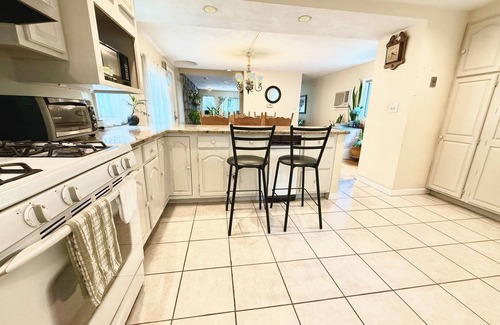 Wellesley House | Entire Nice Quiet Home, Near All Colleges, Very Convenience in Central Wellesley