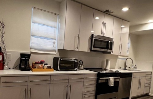 Potomac House | Entire Private 2BD Guest Suite with Full Kitchen