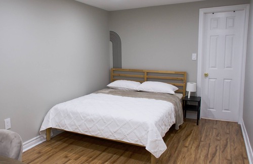 Erin Mills Apartment | Entire Private Family-sized Suite w/Free parking