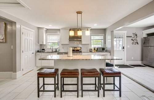 Lynn House | Entire Private home 3BDS 1 and half BTHS