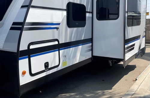 Inyokern House | Entire RV w/Murphy Bed, 5-Seater Couch w/Dinette & 2-Bunkbeds
