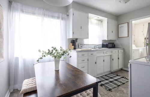 Strongsville Apartment | Entire Secluded House Close To CLE Airport & BWU