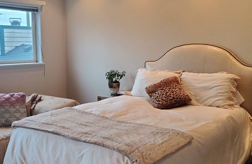 Johns Landing House | Entire Spacious Townhome w/ Patio, Garage & Free Parking: friendly neighborhood