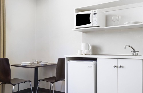 Adelaide Apartment | entire studio ex hotel room w/parking in the city 312