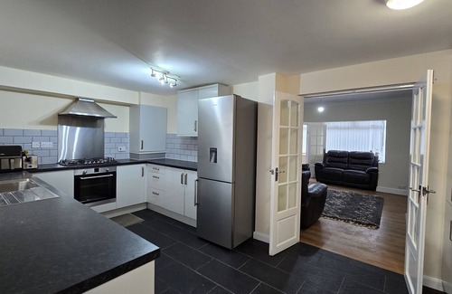 Seisdon Apartment | Entire Three Bedroom apartment in Yardley Wood with Wi-Fi and Parking