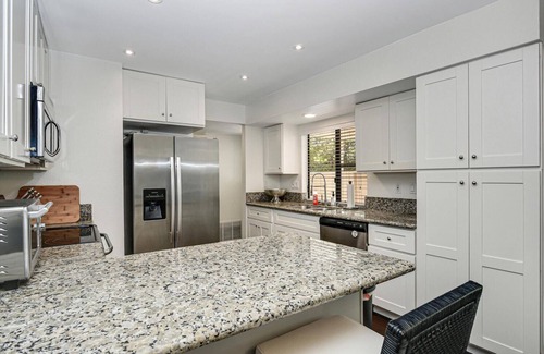 University City House | Entire Townhouse- Medical Stays- Vacation- Families