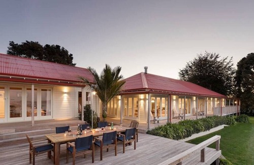 Whakamarama House | Entire villa This high-tech, beautiful home boasts five star luxury with the int