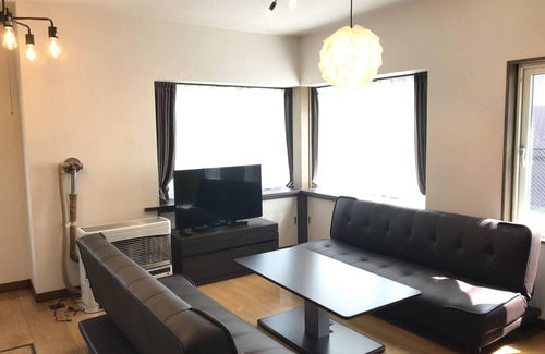 Chitose House | Entirely reserved.2 stops from New Chitose Airport, 3 minutes on foot from JR Chitose Station. 2 free parking lots.