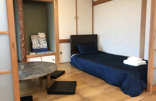 Chitose House | Entirely reserved.2 stops from New Chitose Airport, 3 minutes on foot from JR Chitose Station. 2 free parking lots.