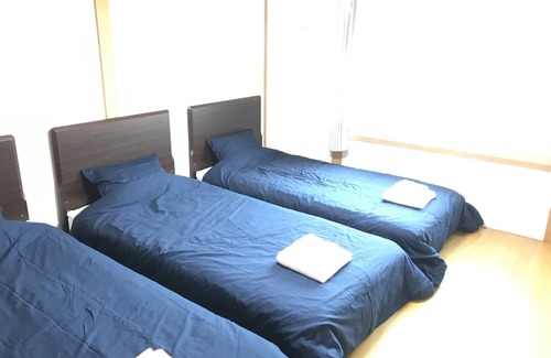 Chitose House | Entirely reserved.2 stops from New Chitose Airport, 3 minutes on foot from JR Chitose Station. 2 free parking lots.