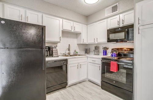 South Arlington Apartment | EntirePlace ✶Fast Wifi✶Washer Dryer✶ 4K TV✶Pets Allowed #636