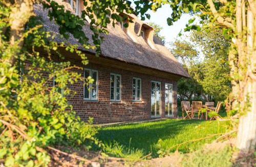 Nieby House | Entzückende Reetdachkate am Feldrand mit Kamin