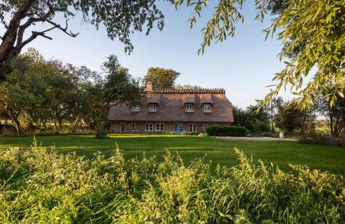 Nieby House | Entzückende Reetdachkate am Feldrand mit Kamin