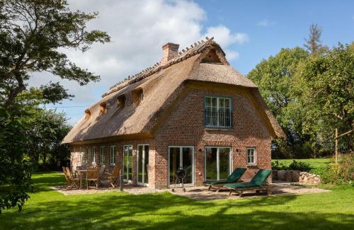 Nieby House | Entzückende Reetdachkate am Feldrand mit Kamin