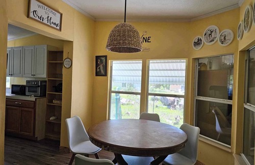 Branford House | Enzo's Retreat. 6 minutes to Ichetucknee Springs! Family friendly