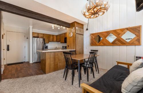 Mammoth Lakes Apartment | Epic Condo walk to Canyon Lodge