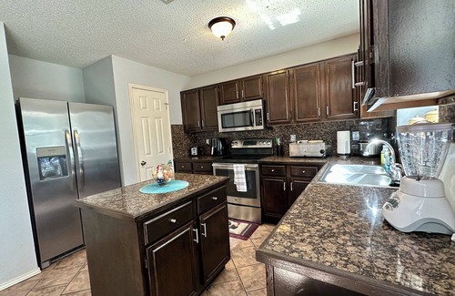 Ederville House | Epic Location Cool Pool, 6Flags, Rangers, Cowboys