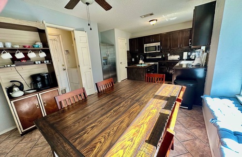 Ederville House | Epic Location Cool Pool, 6Flags, Rangers, Cowboys