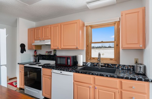 Eastern Vermont House | Epic View of Elmore Mountain - 20 min to Stowe NO Clean Fees