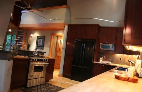 North Upper Truckee House | Epic Views, Luxury, Backing Miles Of National Forest - Monthly & Holiday Rental