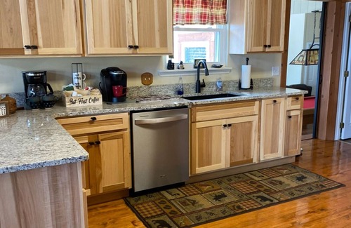 Wears Valley Ski Chalet | EpicViews!~EasyRoads!~Fall Colors!~Hot tub~Firepit