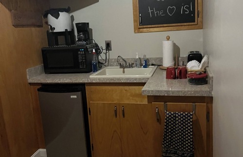 Chardon Apartment | Equestrian facility .Cozy apartment in nice Chardon with AC, fitness room, WiFi