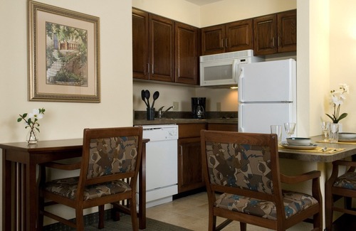 Eden Condo | Equipped King Suite Near the Savannah Airport | Seasonal Pool Access