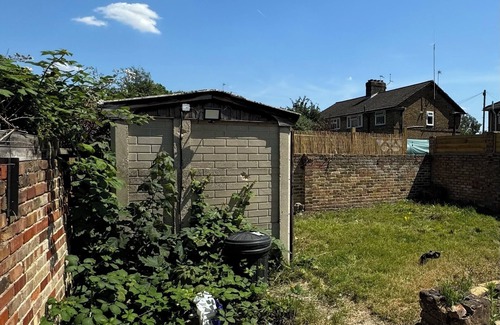 Yiewsley House | Equipped room with amenities nearby high street and station