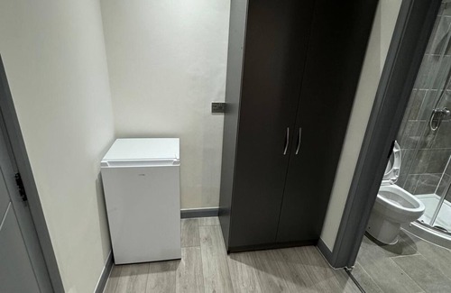 Yiewsley House | Equipped room with amenities nearby high street and station