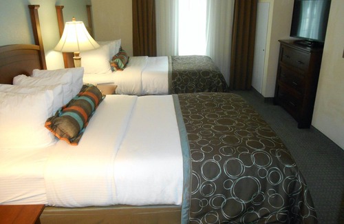Eden Condo | Equipped Suite Near the Savannah Airport | Seasonal Pool Access