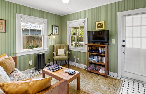 Seminole Heights Cottage | EREHWON RETREAT 1923 COTTAGE -TAMPA AWARD 2022