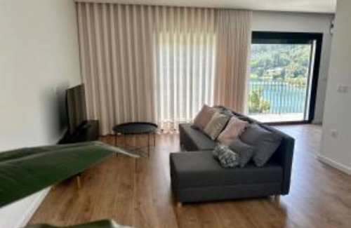 Guilhofrei Villa | Ermal Terrace (T2 Serradela)