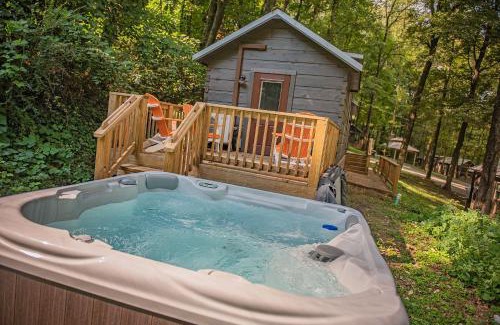 Lookout Valley Neighborhood Association House | Ernie Cabin Wauhatchie Woodlands Tiny Cabin