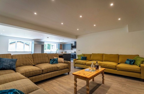 Farley Cabin | Errwood; woodland lodge for 14 with 2 hot tubs in the Staffordshire Moorlands
