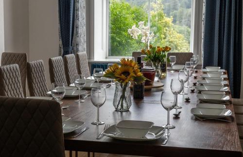 Dolgellau House | Eryri Snowdonia Premier Family Retreat with Hot Tub and Fire Pit