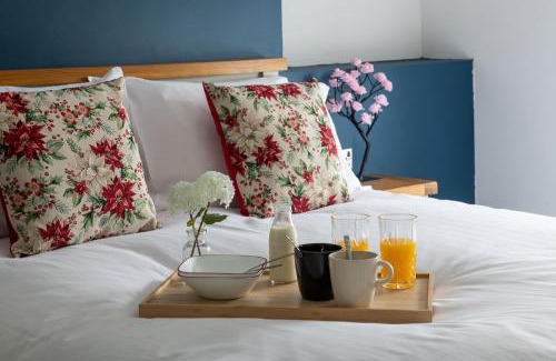 Dolgellau House | Eryri Snowdonia Premier Family Retreat with Hot Tub and Fire Pit