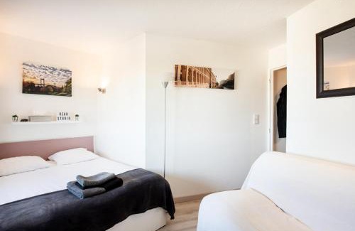Merignac Apartment | Escapade Bordeaux, tram et supermarché au pied