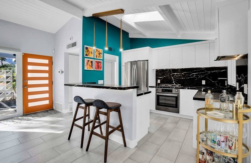Sunmor House | Escapade - Pool & WiFi