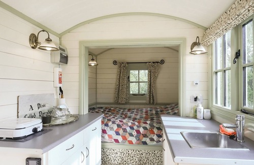 Bridgnorth Cottage | Escape and unplug in this off-grid eco Shepherd’s Hut.