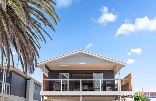 Aldinga Beach House | Escape By The Ocean - Aldinga Beach - C21 SouthCoast Holidays