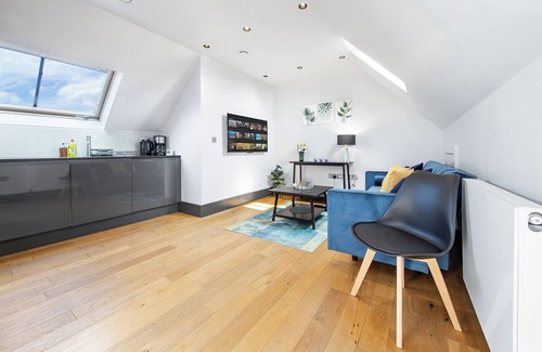 Richmond-upon-Thames House | Escape by The River & Bushy Park