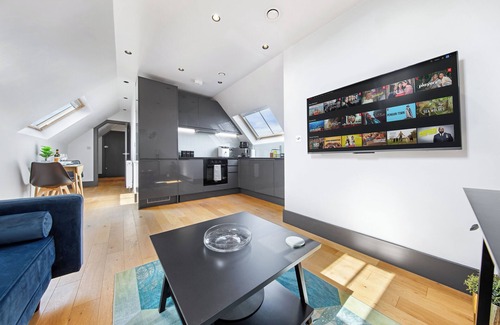 Richmond-upon-Thames House | Escape by The River & Bushy Park