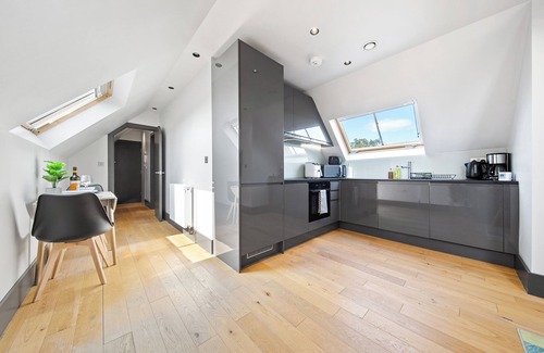 Richmond-upon-Thames House | Escape by The River & Bushy Park