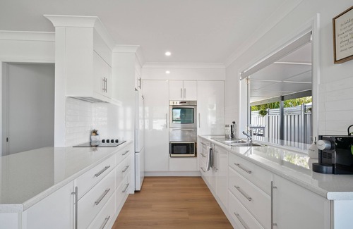 Caves Beach House | Escape@cavesbeach - Coastal getaway less than 10 mins walk to the beach.
