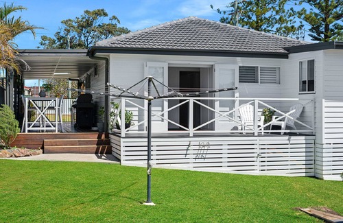 Caves Beach House | Escape@cavesbeach - Coastal getaway less than 10 mins walk to the beach.